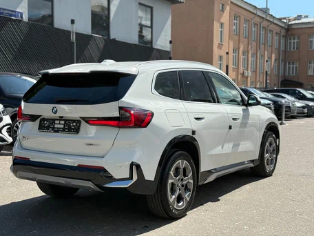 2026 BMW X1 Long 25Li sDrive III (U11/U12), белый, 4190000 рублей, вид 3