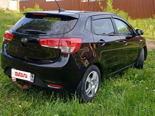 2017 Kia Rio III Рестайлинг, чёрный, 900000 рублей, вид 4