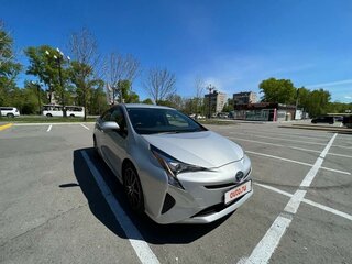 2017 Toyota Prius IV (XW50), серебристый, 1340000 рублей, вид 1