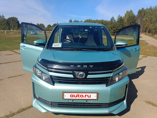 2016 Toyota Voxy III (R80), зелёный, 1900000 рублей, вид 1