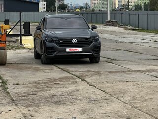 2019 Volkswagen Touareg III, серый, 4950000 рублей, вид 2