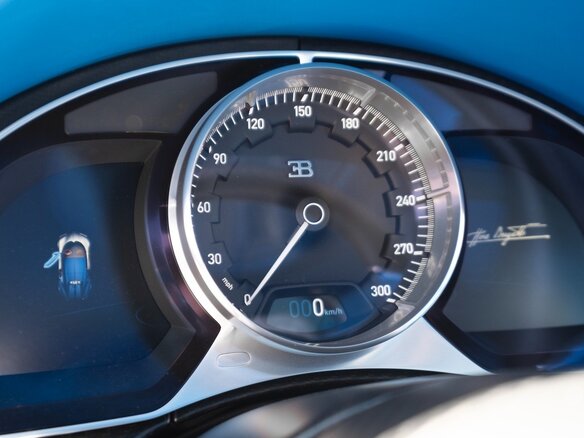 2023 Bugatti Chiron, белый - вид 9