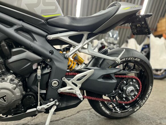 2021 Triumph Speed Triple, серый, 1520000 рублей - вид 18