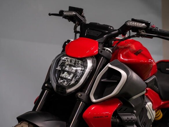 2023 Ducati Diavel V4, красный - вид 13