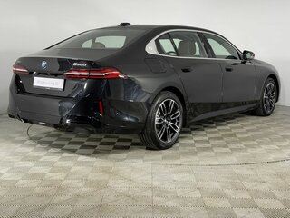 2025 BMW 5 серии 530i xDrive VIII (G60/G61/G68), чёрный, 8400000 рублей, вид 4
