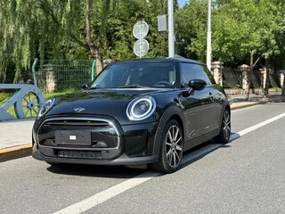 2023 Mini Hatch Cooper III (F55/F56) Рестайлинг 2, чёрный, 2497300 рублей, вид 1