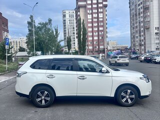 2012 Mitsubishi Outlander III, белый, 1400000 рублей, вид 4