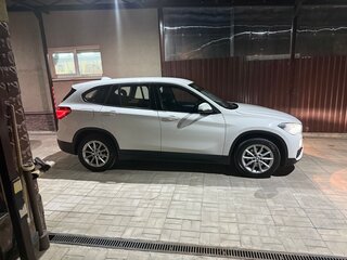 2019 BMW X1 18i sDrive II (F48), белый, 1670000 рублей, вид 2