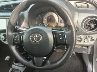 2018 Toyota Vitz III (XP130) Рестайлинг, серебристый, 950000 рублей, вид 5