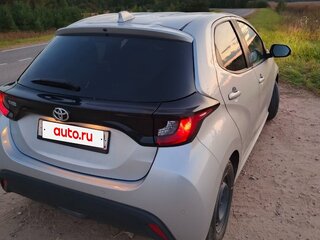 2020 Toyota Yaris IV, серебристый, 1050000 рублей, вид 4