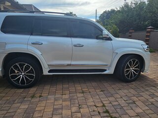 2018 Toyota Land Cruiser 200 Series Рестайлинг 2, белый, 6500000 рублей, вид 4