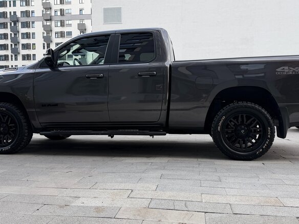 2021 Ram 1500 Quad Cab IV (DS/DJ), серый, 4650000 рублей - вид 13