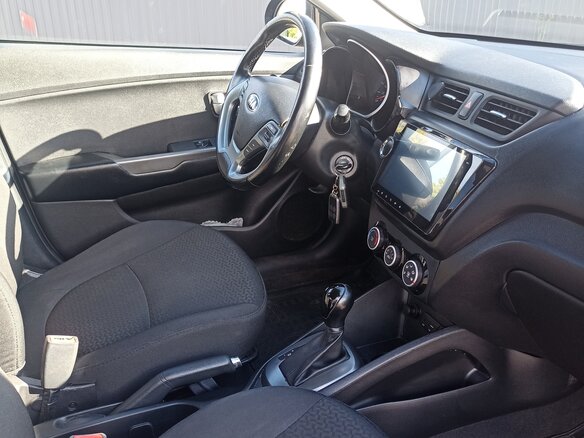 2017 Kia Rio III Рестайлинг, коричневый, 1120000 рублей - вид 4
