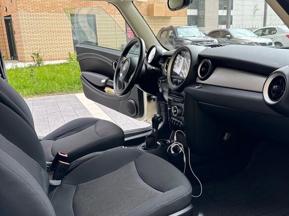 2011 Mini Hatch One II (R56) Рестайлинг, белый - вид 12