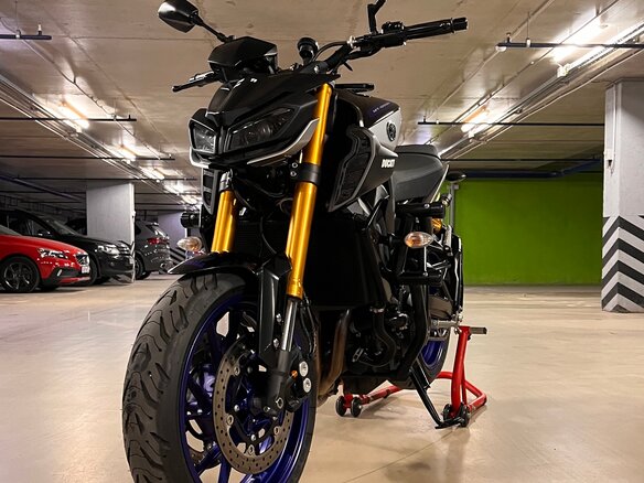 2020 Yamaha MT-09 (FZ-09), серебристый, 900000 рублей - вид 13