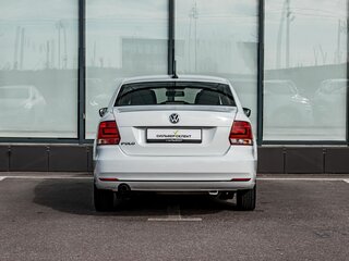 2017 Volkswagen Polo V Рестайлинг, белый, 880000 рублей, вид 4