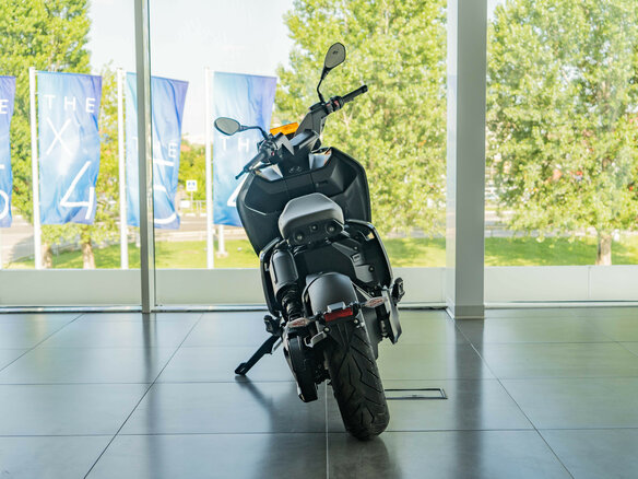 2023 BMW CE 04, серебристый, 1690000 рублей - вид 1