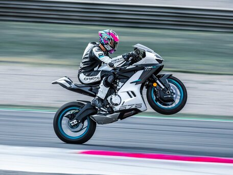 2026 CFMoto 675SR-R, чёрный, 769410 рублей, вид 3