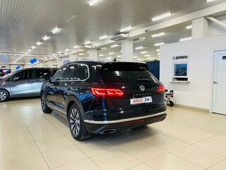 2019 Volkswagen Touareg III, чёрный, 4410000 рублей, вид 4