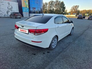 2016 Kia Rio III Рестайлинг, белый, 890000 рублей, вид 4