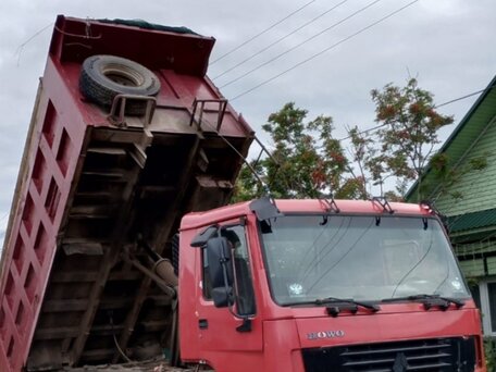2006 Sinotruk Howo ZZ3327, красный, 850000 рублей, вид 2