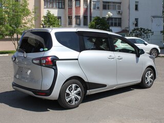 2019 Toyota Sienta II Рестайлинг, серебристый, 1995000 рублей, вид 5