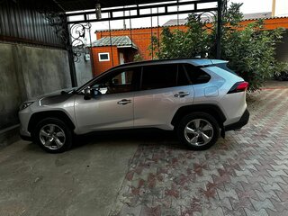 2020 Toyota RAV4 V (XA50), серый, 4700000 рублей, вид 1
