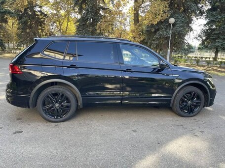 2021 Volkswagen Tiguan Allspace II Рестайлинг, чёрный, 3900000 рублей, вид 4