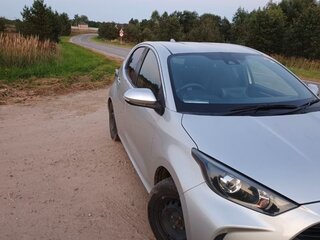 2020 Toyota Yaris IV, серебристый, 1050000 рублей, вид 2