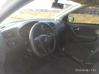 2015 Volkswagen Polo V Рестайлинг, белый, 625000 рублей, вид 4