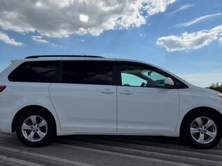 2017 Toyota Sienna III Рестайлинг, белый, 2840000 рублей, вид 3