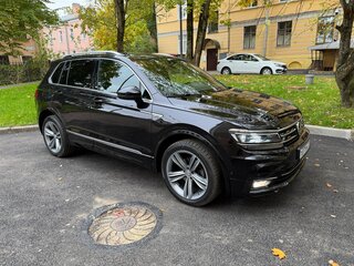 2018 Volkswagen Tiguan II, чёрный, 2570000 рублей, вид 2