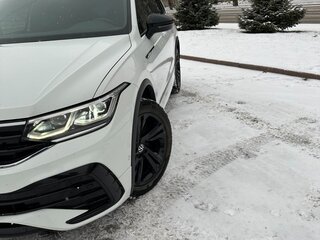 2021 Volkswagen Tiguan II Рестайлинг, белый, 5100000 рублей, вид 1
