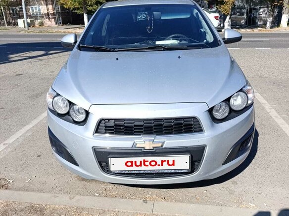 2014 Chevrolet Aveo II, серебристый, 600000 рублей