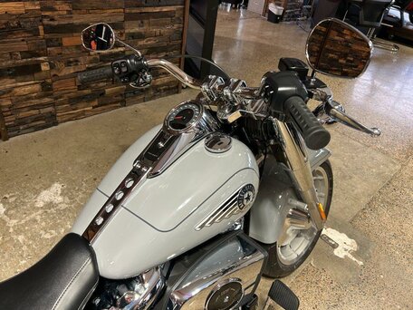 2026 Harley-Davidson Fat Boy, серый, 3350000 рублей, вид 3