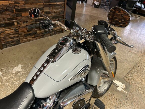 2026 Harley-Davidson Fat Boy, серый, 3350000 рублей - вид 2