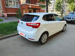 2013 Kia Rio 5-speed III, белый, 690000 рублей, вид 5