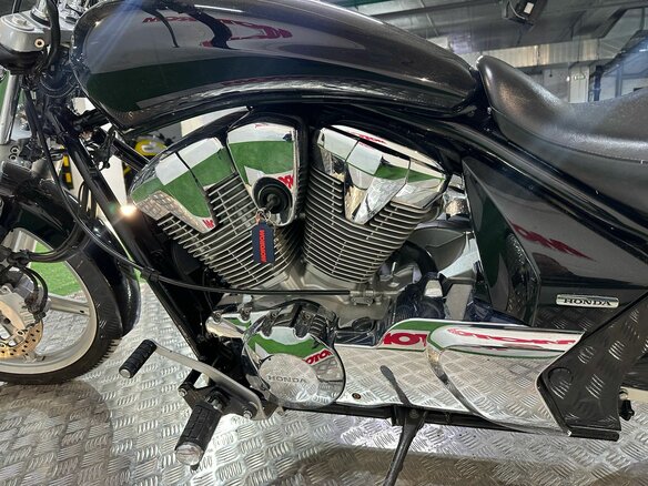 2010 Honda VT 1300CS Sabre, чёрный - вид 13