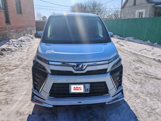 2018 Toyota Voxy III (R80) Рестайлинг, белый, 2750000 рублей, вид 1