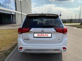 2018 Mitsubishi Outlander PHEV III Рестайлинг 3, белый, 2800000 рублей, вид 3