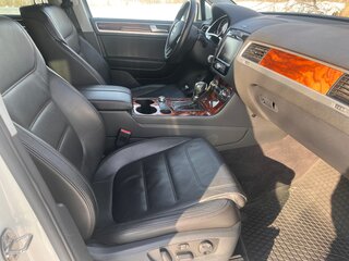 2011 Volkswagen Touareg II, белый, 1990000 рублей, вид 5