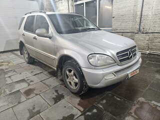 1998 Mercedes-Benz M-Класс 320 I (W163), серебристый, 850000 рублей, вид 4