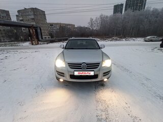 2010 Volkswagen Touareg I Рестайлинг, серебристый, 1150000 рублей, вид 2