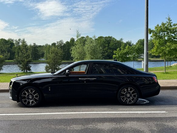 2022 Rolls-Royce Ghost Black Badge II (Series I), чёрный, 34990000 рублей - вид 3