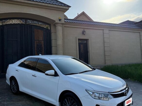 2014 Toyota Camry VII (XV50) Рестайлинг, белый, 1670000 рублей - вид 2