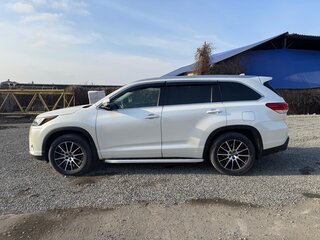 2018 Toyota Highlander III (XU50) Рестайлинг, белый, 3600000 рублей, вид 3