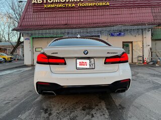 2020 BMW 5 серии M550i xDrive VII (G30/G31/G38) Рестайлинг, белый, 6090000 рублей, вид 5
