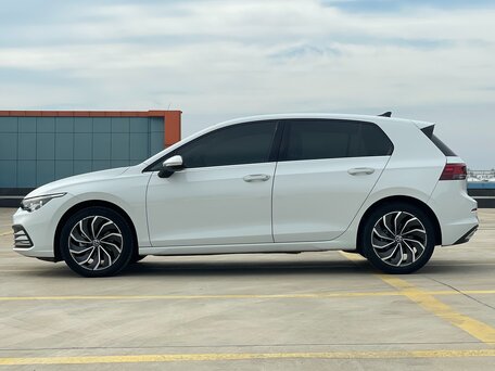 2021 Volkswagen Golf VIII, белый, 2061000 рублей, вид 2