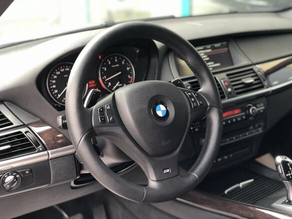 2013 BMW X5 50i II (E70) Рестайлинг, белый - вид 28