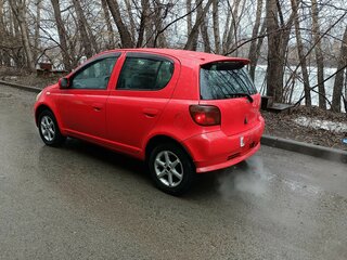 2002 Toyota Vitz I (P10), красный, 450000 рублей, вид 5